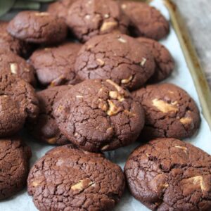 A tray of gluten free white chocolate cookies.